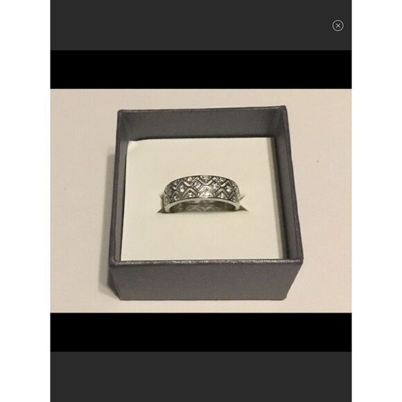 New Chevron Design Sim Diamond Wedding/Anniversary Band Ring Sz 8 - Picture 1 of 3